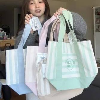 素材：コットン65％、ポリエステル35％ 横幅:約33cm　縦:約28cm　底マチ:約15cm　持ち手:約60cm 買い物時だけでなく、普段使いもできるオールマイティなデザイン。 頑丈なキャンバス地、それでいてこのお値段！天才かな。