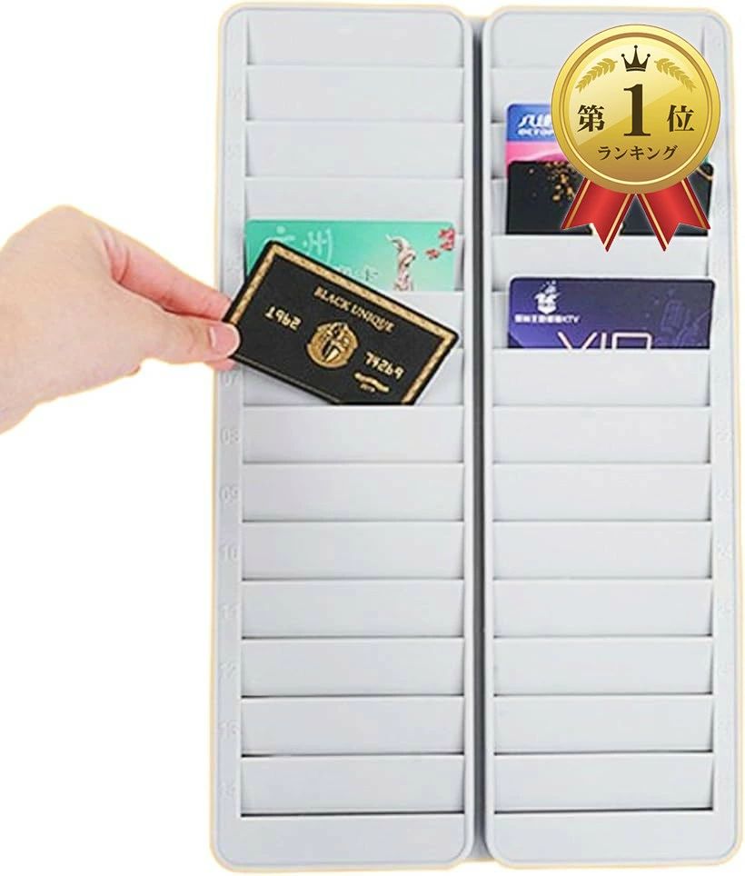 商品コード2bu2skjfu5商品名タイムカードラック icカード ホルダー 壁掛け ポケット式 大容量 28人用 出勤カード 勤怠管理 事務用品 オフィス収納 工具不要 立て掛け 会社用ブランドmerrytime「すっきり設置」壁に掛けて使えるから、スペースをとらずスッキリと収納できます。工具や釘を使わずに取り付けられるので、壁や家具を傷つける心配もありません。オフィスの出入口や受付まわりなど、好きな場所に手軽に設置できます。「見やすく取り出しやすい」28人分のカードが一目で確認できるので、誰が出勤しているかもすぐに分かります。ポケット式で出し入れもしやすく、忙しい時間帯でもスムーズに使えます。毎日の勤怠管理がぐっと楽になります。「毎日使えるしっかり素材」軽くて扱いやすいのに、しっかりとしたつくりで長く使えます。丈夫な素材を使っているので、たくさんの人が使っても型崩れしにくく安心。シンプルなデザインで、どんな職場にも自然になじみます。「商品詳細」サイズ：30x45x3.5cm　重量：850g　素材：ABS樹脂・ポリカーボネート＊商品写真はできる限り実物の色に近づけるよう徹底しておりますが、 お使いのモニター設定、お部屋の照明等により実際の商品と色味が異なる場合がございます。＊サイズについては手作業での採寸の為、若干の誤差が生じる場合がございます。「心のこもった上品なパッケージと安心のサポート」merrytimeブランドは、贈り物にぴったりな上品なオリジナルパッケージでお届けします。merrytimeは日本国内で商標登録済み、信頼の国内企業として多くのお客様に愛されています。※ 他ネットショップでも併売しているため、ご注文後に在庫切れとなる場合があります。予めご了承ください。※ 品薄または希少等の理由により、参考価格よりも高い価格で販売されている場合があります。ご注文の際には必ず販売価格をご確認ください。※ 沖縄県、離島または一部地域の場合、別途送料の負担をお願いする場合があります。予めご了承ください。※ お使いのモニタにより写真の色が実際の商品の色と異なる場合や、イメージに差異が生じることがあります。予めご了承ください。※ 商品の詳細（カラー・数量・サイズ 等）については、ページ内の商品説明をご確認のうえ、ご注文ください。※ モバイル版・スマホ版ページでは、お使いの端末によっては一部の情報が表示されないことがあります。すべての記載情報をご確認するには、PC版ページをご覧ください。