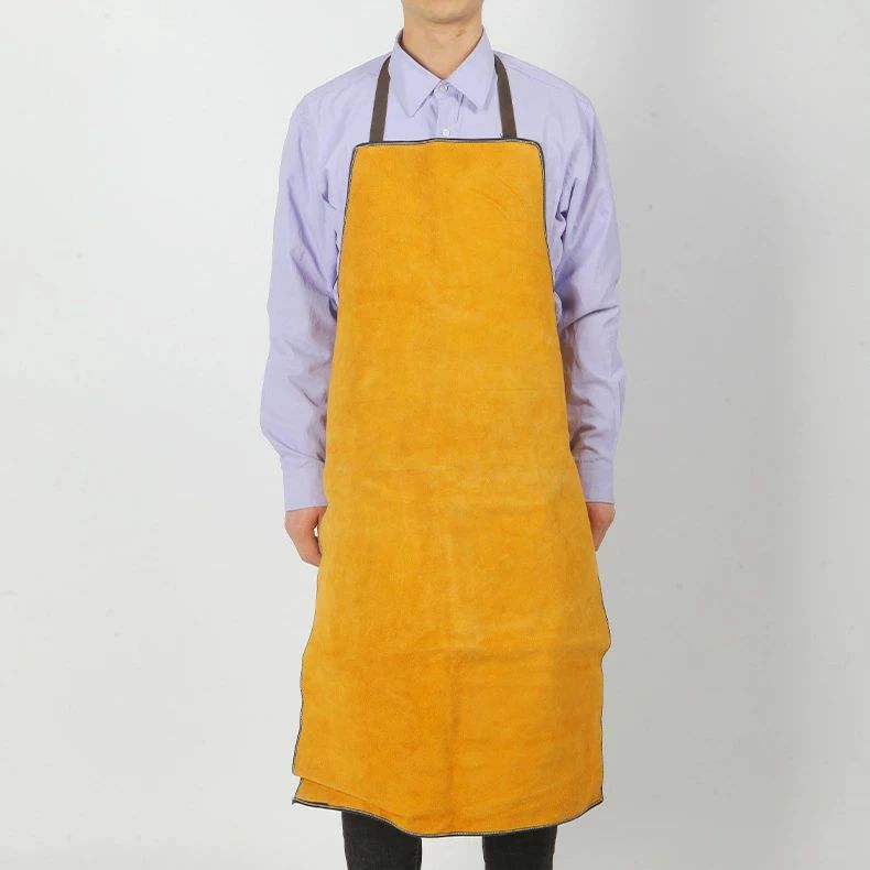 ?【商品説明（Product Description）】本製品は、天然牛革を贅沢に使用したプロ仕様の作業用エプロンです。高い耐熱性耐摩耗性を持ち、火花や熱、油から身体をしっかりと保護します。反着式のデザインにより、広範囲をカバーしながらも動きやすく、作業の効率を損ないません。首や肩に負担をかけない構造で、長時間の作業でも快適に着用可能。職人はもちろん、DIYを楽しむ方にもおすすめの一着です。しっかりとした縫製と高い耐久性により、一枚で長く使えるのも魅力です。溶接、金属加工、木工、グラインダー作業、薪割りや焚き火など、火を扱うあらゆる現場で活躍します。?【仕様詳細（商品スペック）】素材：天然牛革（フルグレインレザー／スプリットレザー 選択可能）サイズ：フリーサイズ（肩紐腰紐 調整可能）タイプ：反着式前掛け対象：男女兼用、業務用家庭用両対応?【商品説明（Product Description）】本製品は、天然牛革を贅沢に使用したプロ仕様の作業用エプロンです。高い耐熱性耐摩耗性を持ち、火花や熱、油から身体をしっかりと保護します。反着式のデザインにより、広範囲をカバーしながらも動きやすく、作業の効率を損ないません。首や肩に負担をかけない構造で、長時間の作業でも快適に着用可能。職人はもちろん、DIYを楽しむ方にもおすすめの一着です。しっかりとした縫製と高い耐久性により、一枚で長く使えるのも魅力です。溶接、金属加工、木工、グラインダー作業、薪割りや焚き火など、火を扱うあらゆる現場で活躍します。?【仕様詳細（商品スペック）】素材：天然牛革（フルグレインレザー／スプリットレザー 選択可能）サイズ：フリーサイズ（肩紐腰紐 調整可能）タイプ：反着式前掛け対象：男女兼用、業務用家庭用両対応