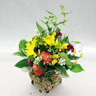 鮮やかな色合いとグリーンの調和のとれたアレンジ