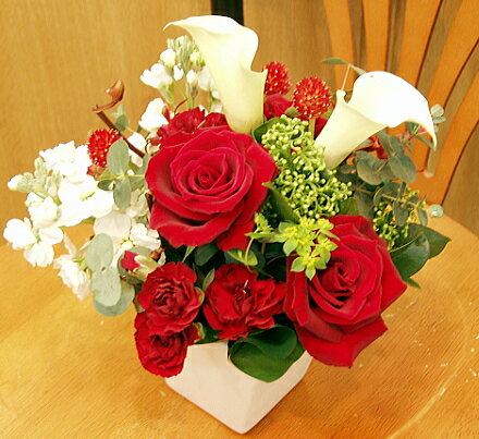 　 ■商品サイズ■ 高さ　30 cm 幅　20 cm 奥行き　20 cm ■使用花材■ カラー・イチゴ草・バラ等 ■メッセージカード■　 オリジナルカードを無料でお付けします。 記入欄があります。 ■ラッピング■ 無料で致します。 画像のイ...