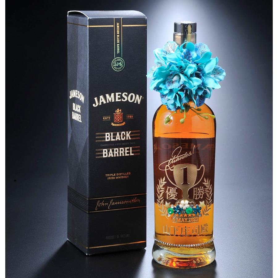 ■Jameson Black Barrel ■製造者：ミドルトン蒸留所 ■産地：アイルランド ■品目：ウイスキー ■分類：ブレンデッド ■原材料名：グレーン、モルト ■アルコール度数：40% ■容量：700ml ■容器：瓶(コルクキャップ) 【無料特典】 ○ボトルフラワー（おまかせになります） ○3Dチャーム（内容によって　色味を調整します） ○ラインストーン 【有料オプション】 ○木箱に変更　￥1260 ○木箱のふた彫刻　￥1260&nbsp; ピートを使わず、大麦、モルト、グレーンの3つを原料とし、3回蒸留によって造られる「ジェムソン」。 その豊かな香味とスムーズな味わいは、No.1アイリッシュウイスキーとして世界中で愛されています。 ■Jameson Black Barrel ■製造者：ミドルトン蒸留所 ■産地：アイルランド ■品目：ウイスキー ■分類：ブレンデッド ■原材料名：グレーン、モルト ■アルコール度数：40% ■容量：700ml ■容器：瓶(コルクキャップ) 【無料特典】 ○ボトルフラワー（おまかせになります） ○3Dチャーム（内容によって　色味を調整します） ○ラインストーン 【有料オプション】 ○木箱に変更　￥1260 ○木箱のふた彫刻　￥1260