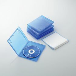 Blu-rayディスクをスッキリ収納!Blu-rayディスクケース。分類に便利なジャケットカード付き。お得な5枚セットです。Blu-rayディスクを1枚収納できるケースです。市販されているBlu-rayソフトのケースと同等サイズですので、並べてスッキリ収納できます。分類に便利なジャケットカードが付属しています。ブックレットカードを収納可能なストッパーが付属しています。軽くて割れにくいポリプロピレン樹脂製ですので、大切なBlu-rayディスクをしっかり守ります。ワンプッシュ方式で、Blu-rayディスクに無理な力をかけず簡単に取り出せます。検索キーワード:ELECOM CCD-BLU105CBU ブルーレイデイスクケース CCDBLU105CBUCD/DVD/Blu-rayディスクを1枚収納できるケースです。 市販されているBlu-rayソフトのケースと同等サイズですので、並べてスッキリ収納できます。 分類に便利なジャケットカードが付属しています。 ブックレットカードを収納可能なストッパーが付属しています。 幅123.0mm×高さ150.0mm×厚さ2.5mm以内のブックレットを収納可能です。 軽くて割れにくいポリプロピレン樹脂製ですので、大切なBlu-rayディスクをしっかり守ります。 ワンプッシュ方式で、Blu-rayディスクに無理な力をかけず簡単に取り出せます。 ケース外側にはジャケットカードを収納するための透明フィルムがついています。重量：56.0g ※ケース1枚あたり 材質：ポリプロピレン 収納枚数：1枚 入り数：5枚 収容メディア：CD/DVD/Blu-ray 収容枚数(ケース1枚あたり)：1枚 外形寸法：幅135.6mm×奥行12.5mm×高さ171.5mm 付属品：ジャケットカード(268mm×149mm)×5 本体カラー：クリアブルー ジャケット収納：Blu-ray Discジャケットを収納可能