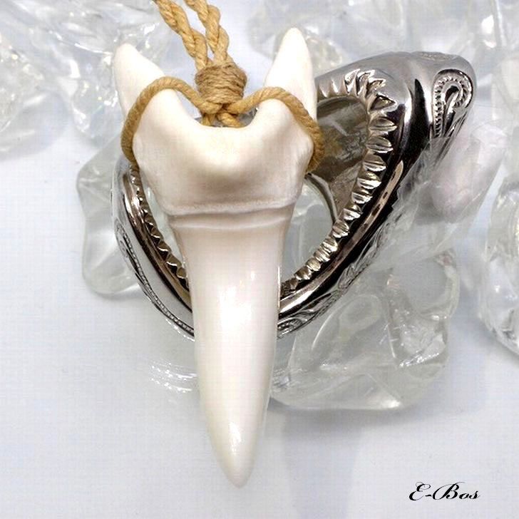 Mako shark tooth Lサイズ 鮫の歯 ペンダント です。サメの歯は、『神聖なお守りとして魔除け・厄除け』の意味を持っています。また、ハワイの人々は太古から鮫の歯を強さと勇猛の象徴と崇め、身を守る お守り としていました。 サイズ：H47mm×W25mm 紐色：ベージュ・最長70cm(長さ調節可能なスライド式） 付属品：品質保証書/ポーチ/ジュエリーケース(メール便はサイズの関係上ジュエリー不可) 納期:3営業日以内の発送。「冬/夏/連休土日祝日除く」 沖縄離島等(一部地域)はレターパックプラスに配送変更になります(商品代引き×不可) 自然素材(本物の歯)を使用しハンドメイドの為、歯は平均サイズですが、〈サイズ/お色等〉厳密に写真と全く同じ物は存在しません。自然素材の特性をご理解の上お買い求め下さい。機械的に製造するお品物には出ないハンドメイドのぬくもりをご堪能下さいませ(返品交換×不可)。 ハワイアンジュエリー ネックレス ペンダント 鮫の歯 夜光貝 ボーンカービング フィッシュフック シルバー ゴールド メンズ レディース ペア 贈り物 プレゼント Laniakea E-BOS 。