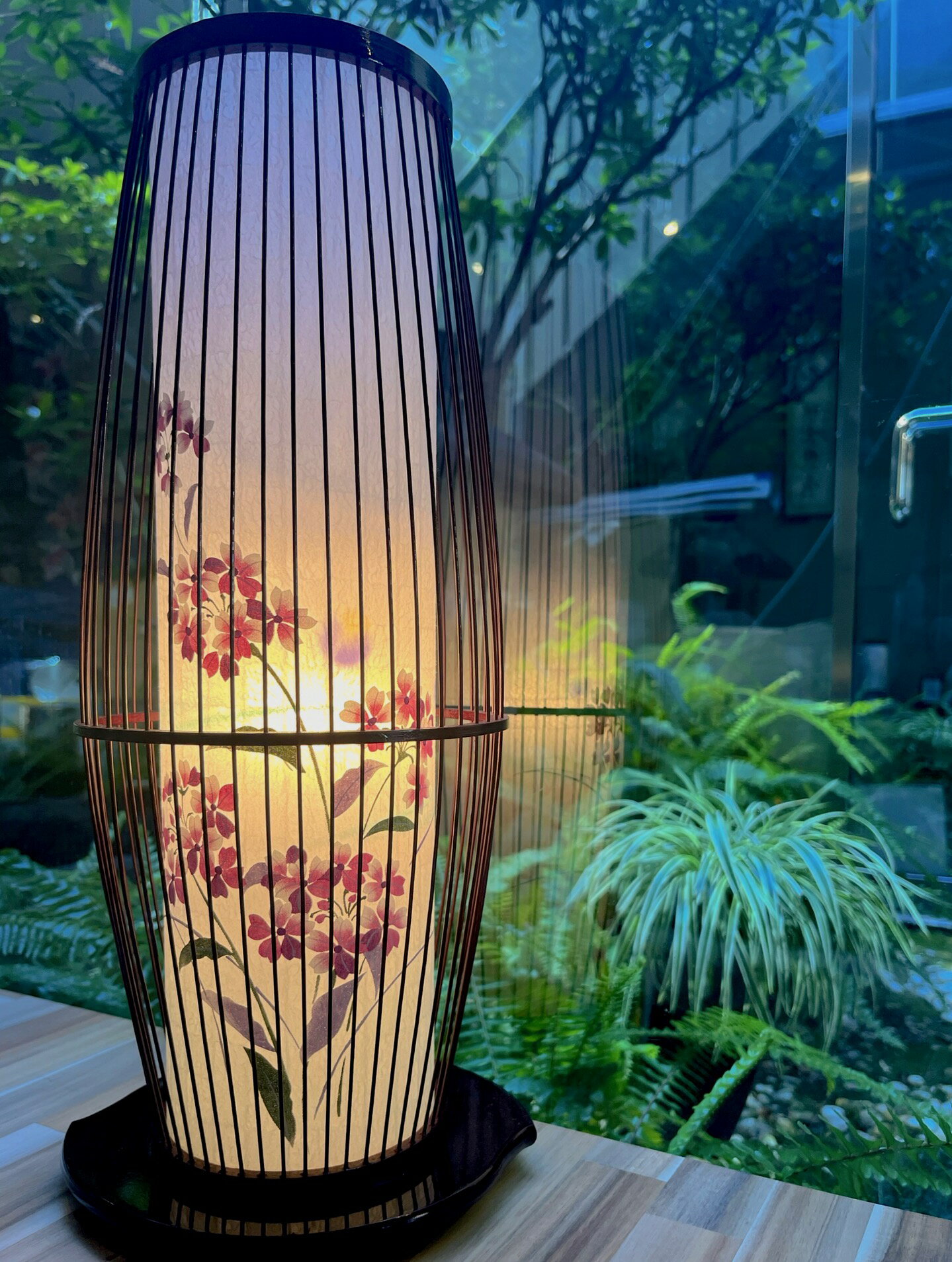 乐天商城 - ≪上品な桜草≫ 【提灯 桜草 盆ちょうちん モダン提灯 新盆お見舞　盆提灯竹　おしゃれ 回転付　京竹21号 タメ色 初盆 盆飾り　盆提灯モダン　精霊棚　新盆お見舞　新盆飾り　幅20高42奥17　京竹21号】 京竹21号