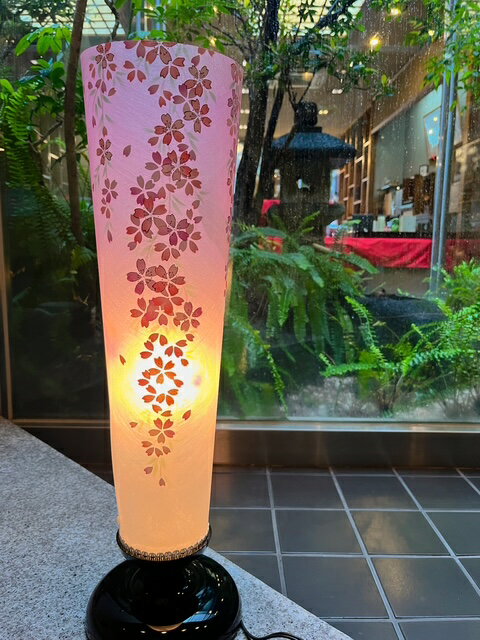 乐天商城 - 《和の灯り》 【ネット限定品】【盆提灯 盆ちょうちん 桜　盆提灯回転モダン 回転筒付63センチ 新盆御供　初盆御供　インテリア提灯 夢あんどん 岐阜提灯 　仏壇　お盆　盆提灯供養】【高さ63／一個の価格／中間スイッチ付】夢あんどん桜
