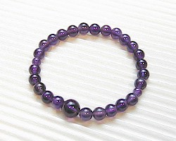 ≪手元をおしゃれに装う≫【天然石／腕輪ギフト／水晶開運】紫水晶