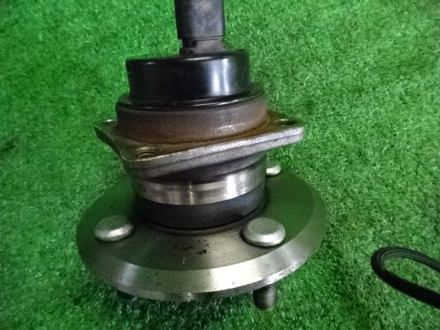 e-cleマートの【中古】中古部品 シエンタ NCP81G リアハブ 【3330980100-001582563444470】｜アングル3