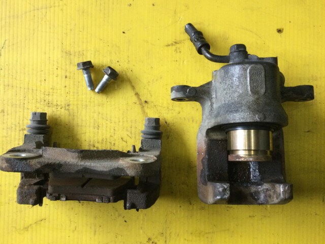 【中古】中古部品 ハリアー ZSU65W 左リアキャリパー 【3330960100-000052527044460】