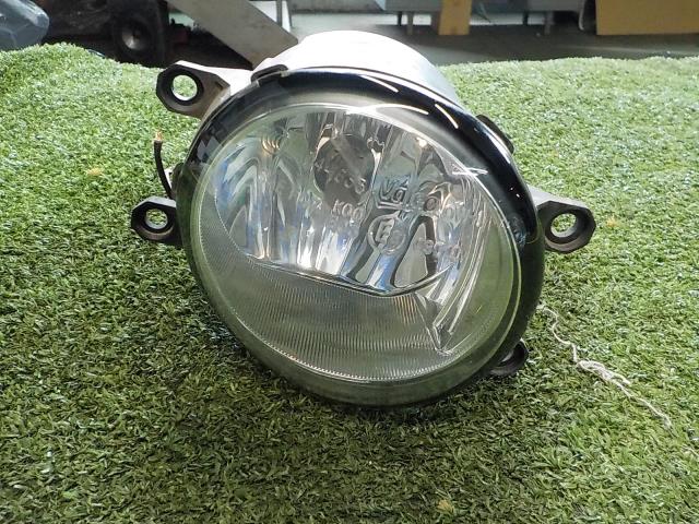 【中古】中古部品 ヴォクシー ZRR70W 右フォグランプ 【3260200000-250619000110850】