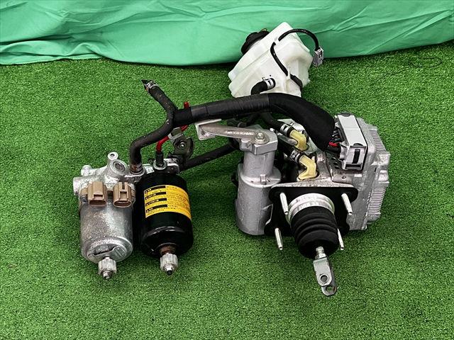 【中古】中古部品 プリウスα ZVW41W ABSアクチュエーター 【3330240100-002025574042500】