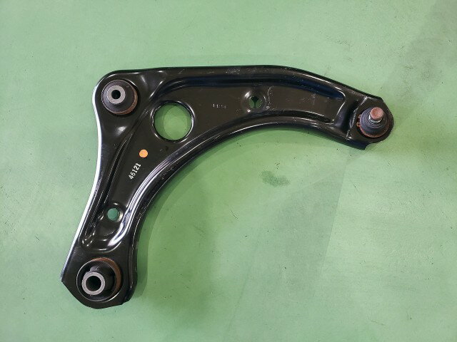 【中古】中古部品 マーチ K13 右フロントロアアーム 【3310590000-202507020451720】