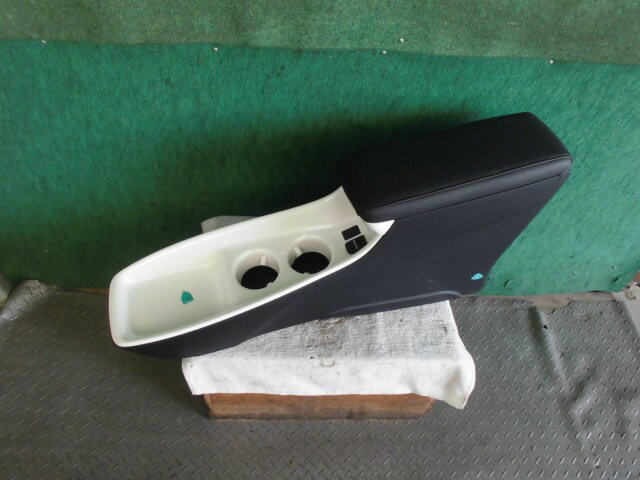 【中古】中古部品 プリウス ZVW51 コンソールボックス 【3310420000-000002362477100】