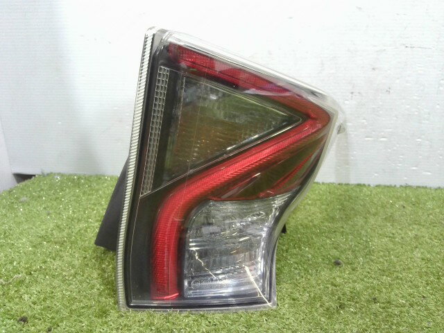 【中古】中古部品 プリウス ZVW50 右テールランプ 【3310090100-202507025815500】