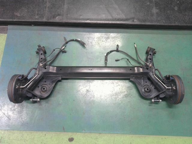 【中古】中古部品 eKクロス B34W リアアクスルビーム 【3310200100-000021894853500】