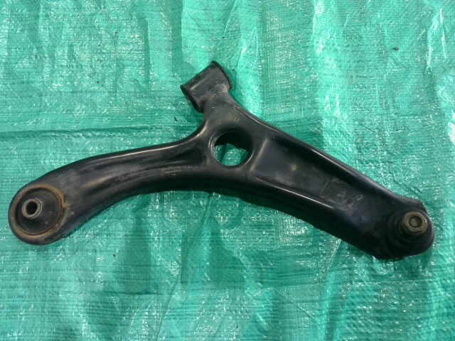 【中古】中古部品 スペーシア MK42S 右フロントロアアーム 【3310090100-202507036451720】