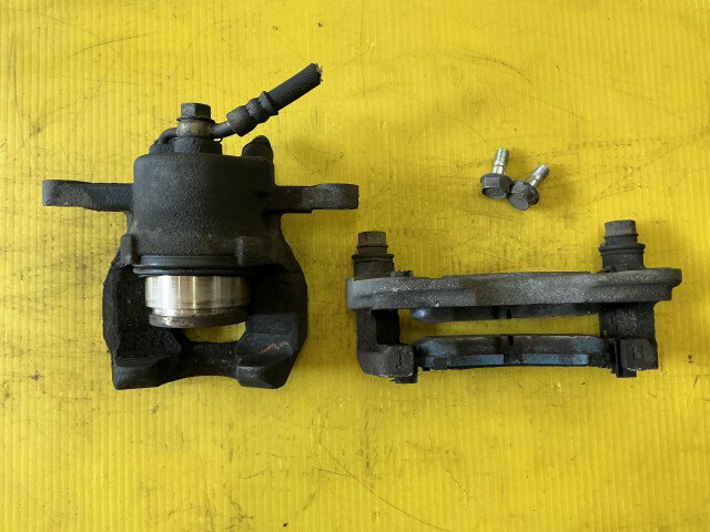 【中古】中古部品 ハイゼット S331V 左フロントキャリパー 【3330960100-000052539544360】