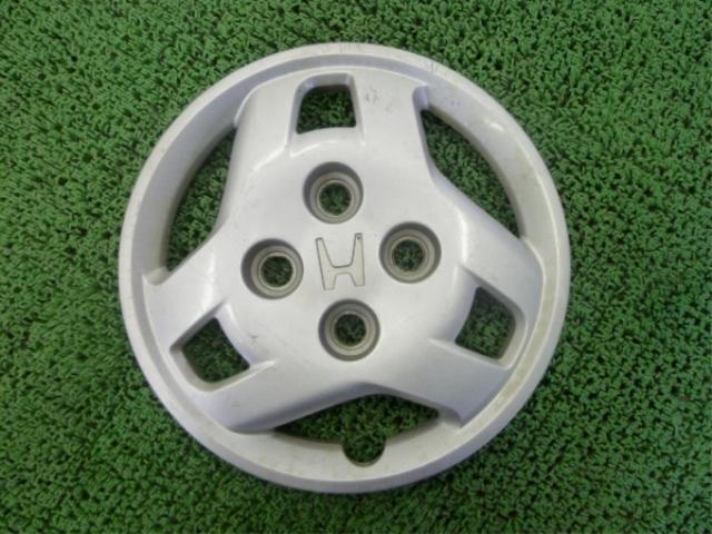 メーカー ホンダ 車名 ライフ 型式類別 07243-0142 グレード 660 G-TYPE 認定型式 E-JA4 車両タイプ 5ドアハッチバック 年式 H9/8 シフト 駆動 通称型式 エンジン型式 E07A-E ミッション型式 アクスル型式 車体色 青 車体色No B74P トリム色No K 走行距離(Km) 89,000 メーカー純正品番 44733-S1F-000 部品メーカー品番 保証 0ヶ月/0km 付加情報 (1)ズリキズ15cmとスリキズ・ヒッカキあり/12インチ; 1枚のみ 商品情報 ※純正番号およびモデル番号は参考としてください。※リビルト部品を購入される際のお願い【再生部品】と表示されているものをリビルト部品と呼んでいます。リビルト部品の場合には、交換時に取り外した部品をご返却していただく場合があります。詳しくはこちら※大物商品(ドア・ボンネット・バンパー等)は個人宅への配送ができない場合がございます。その場合、最寄りの配送業者支店止め等の対応となりますので、あらかじめご了承ください。 ページ上部へ【中古】中古部品 ライフ JA4 ホイールキャップ 【3310250100-000673383447220】