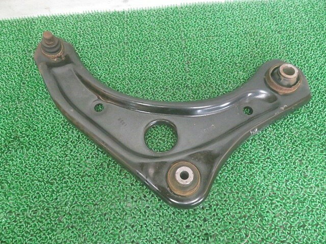 【中古】中古部品 マーチ K13 右フロントロアアーム 【3330380100-000037018351720】