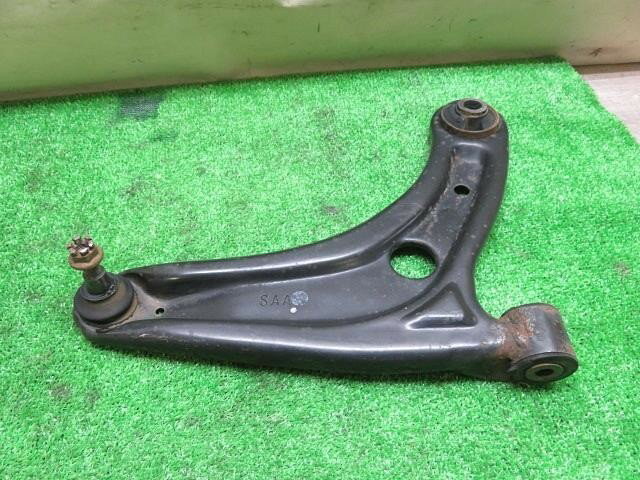 【中古】中古部品 フィット GD3 右フロントロアアーム 【3330380100-000030024951720】