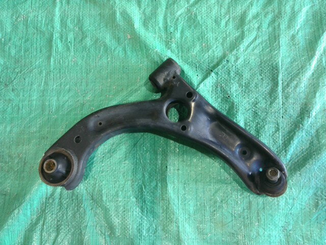 【中古】中古部品 ルクラ L455F 右フロントロアアーム 【3310090100-202507080951720】