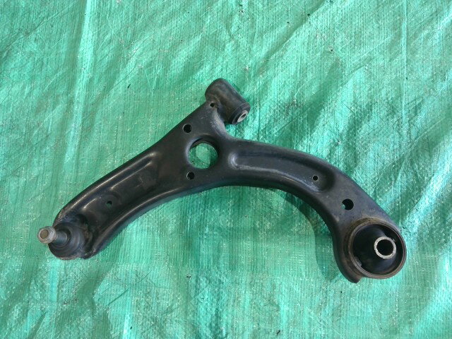【中古】中古部品 ルクラ L455F 左フロントロアアーム 【3310090100-202507080951740】