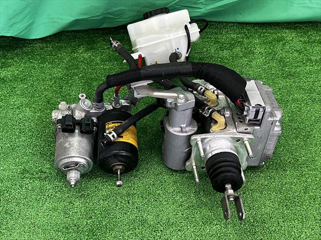 【中古】中古部品 プリウス ZVW30 ABSアクチュエーター 【3330240100-002025583442500】