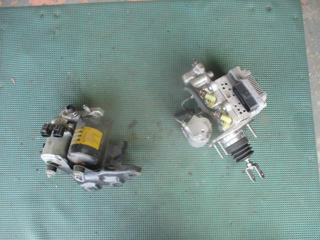 【中古】中古部品 プリウス ZVW30 ABSアクチュエーター 【3310190100-000255003942500】