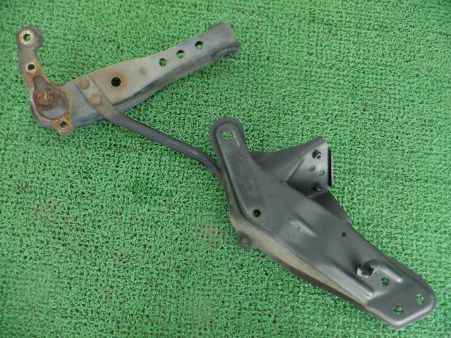 【中古】中古部品 コンフォート YXS10H 右フロントロアアーム 【3310250100-001635810951720】