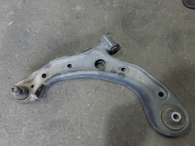 【中古】中古部品 N−BOX ＋ JF1 左フロントロアアーム 【3340140100-000025112951740】