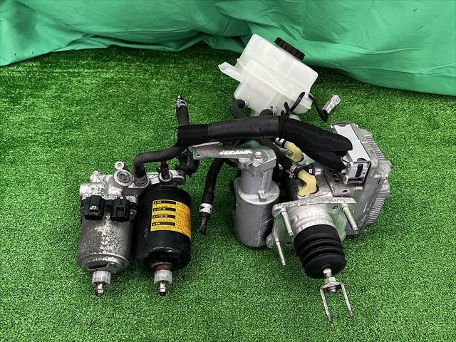 【中古】中古部品 プリウス ZVW30 ABSアクチュエーター 【3330240100-002025586642500】