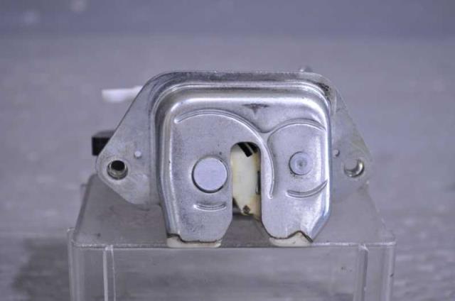 【中古】中古部品 AZワゴン MJ23S トランク・バックドアロックソレノイド 【3310580000-250807001464590】