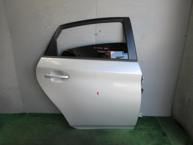 【中古】中古部品 プリウス ZVW30 右リアドア 【3330560100-250808000113300】