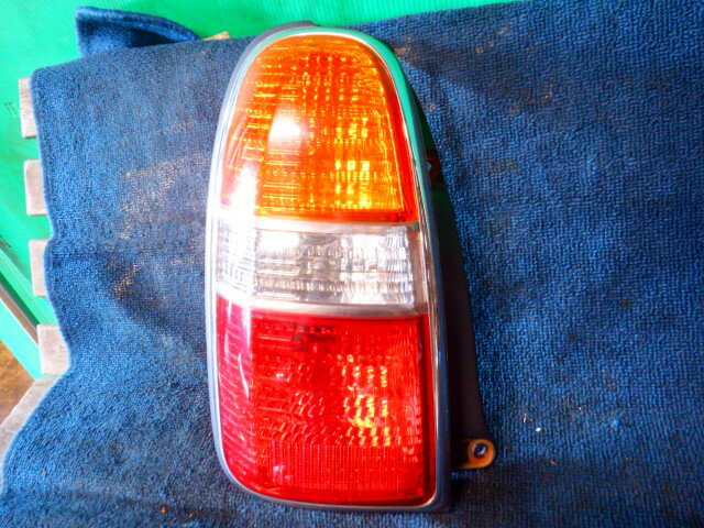 【中古】中古部品 ミラ L700S 左テールランプ 【3340140100-000025205115600】