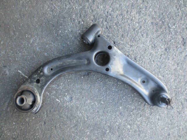 【中古】中古部品 キャスト LA250S 右フロントロアアーム 【3340240100-202500006851720】