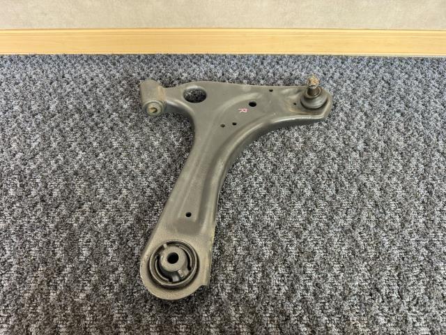 【中古】中古部品 ハイゼット S510P 右フロントロアアーム 【3330440100-250716000451720】
