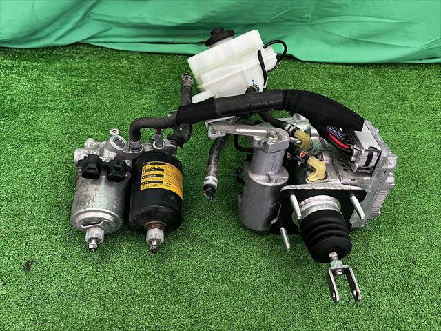 【中古】中古部品 プリウス ZVW30 ABSアクチュエーター 【3330240100-002025590242500】