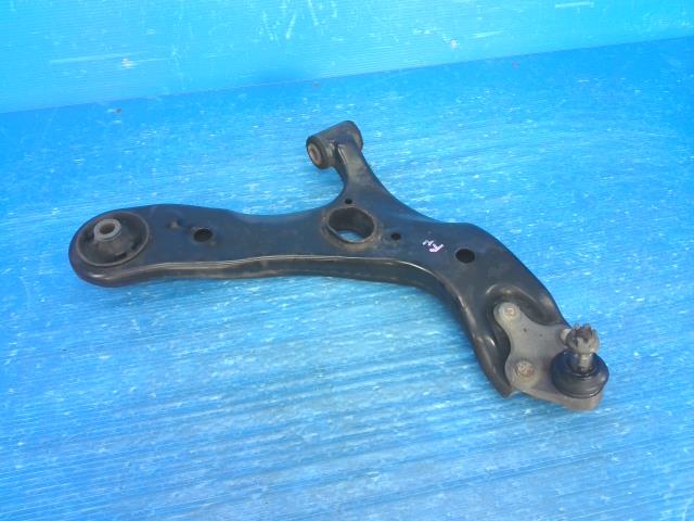 【中古】中古部品 プリウスα ZVW41W 右フロントロアアーム 【3310550000-250520001551720】