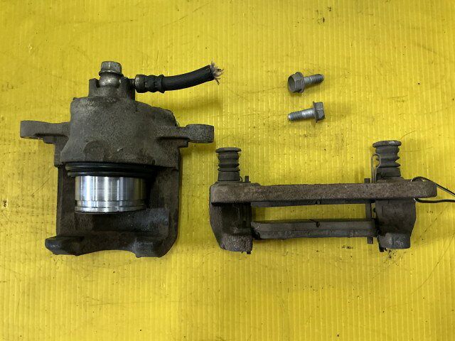 【中古】中古部品 ワゴンR MH55S 右フロントキャリパー 【3330960100-000052558144330】