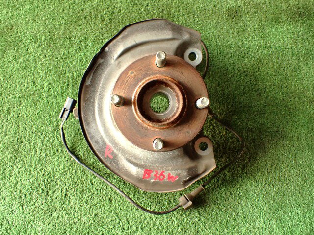 【中古】中古部品 eKワゴン B36W 右フロントナックルハブ 【3330450100-250825000144310】