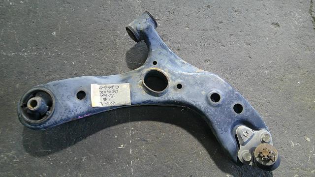 【中古】中古部品 プリウス ZVW30 右フロントロアアーム 【3500080000-250405000351720】