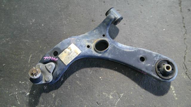 【中古】中古部品 プリウス ZVW30 左フロントロアアーム 【3500080000-250405000351740】