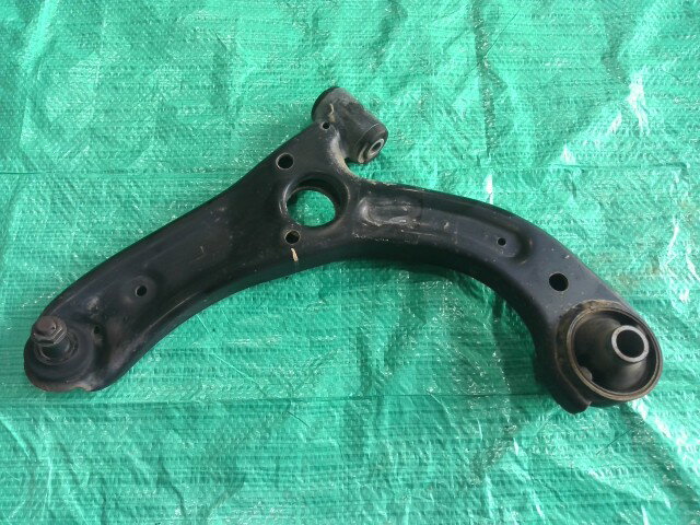 【中古】中古部品 ミライース LA300S 左フロントロアアーム 【3310090100-202508079351740】