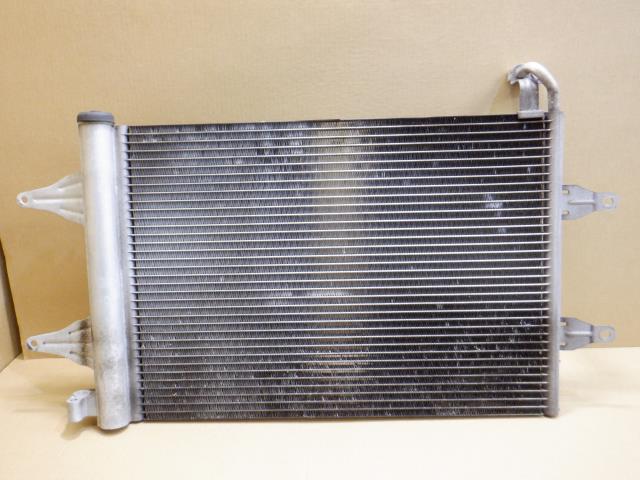 メーカー フォルクスワーゲン 車名 VW ポロ 型式類別 12623-0131 グレード 1400 ポロ 1.4コンフォートライン 認定型式 GH-9NBKY 車両タイプ 5ドアハッチバック 年式 H18/2 シフト 駆動 通称型式 エンジン型式 BKY ミッション型式 アクスル型式 車体色 トッサブルーメタリック 車体色No LA5R トリム色No 走行距離(Km) 107,000 メーカー純正品番 部品メーカー品番 保証 1ヶ月/1000km 付加情報 BEHR;6Q0820411K;R134a;フィン倒れ多少 商品情報 ※純正番号およびモデル番号は参考としてください。※リビルト部品を購入される際のお願い【再生部品】と表示されているものをリビルト部品と呼んでいます。リビルト部品の場合には、交換時に取り外した部品をご返却していただく場合があります。詳しくはこちら※大物商品(ドア・ボンネット・バンパー等)は個人宅への配送ができない場合がございます。その場合、最寄りの配送業者支店止め等の対応となりますので、あらかじめご了承ください。 ページ上部へ【中古】中古部品 VW ポロ 9NBKY コンデンサー 【3310250100-001585124960600】