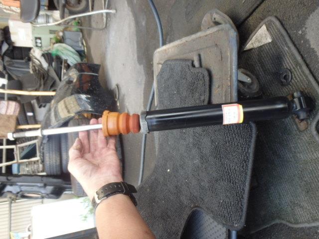 【中古】中古部品 プリウスα ZVW41W 右リアショックアブソーバー 【3331010800-000023483850700】