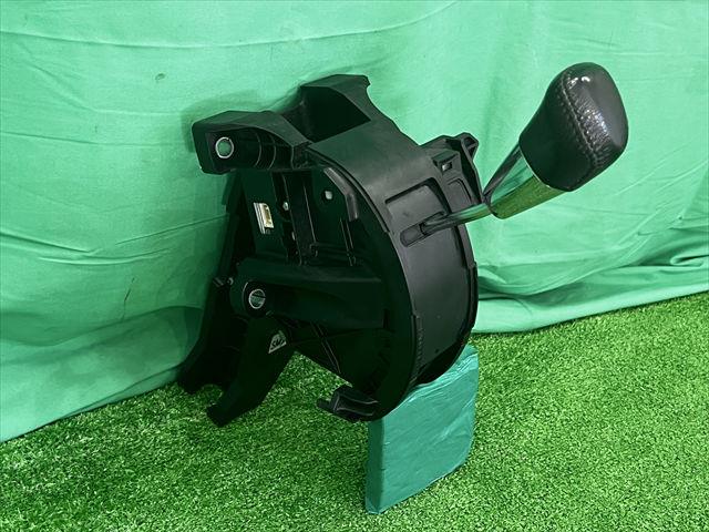 【中古】中古部品 ヴォクシー ZRR85W シフトレバー 【3330240100-002025590637850】