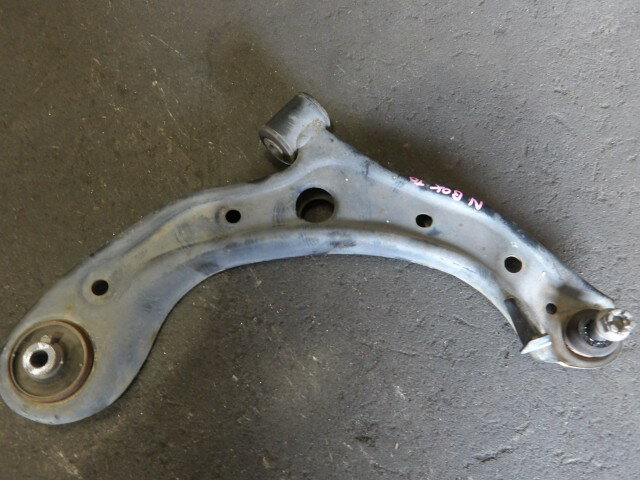 【中古】中古部品 N−BOX JF1 右フロントロアアーム 【3340140100-000025105251720】