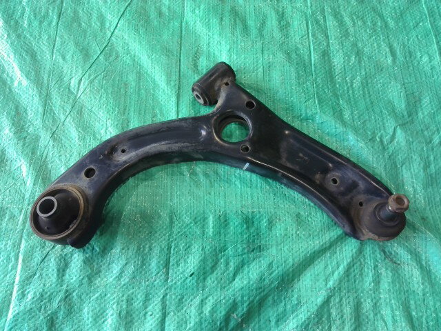 【中古】中古部品 ムーヴ LA150S 右フロントロアアーム 【3310090100-202508078351720】