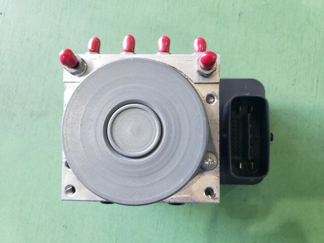 【中古】中古部品 ヴォクシー ZRR70G ABSアクチュエーター 【3310590000-202508055942500】