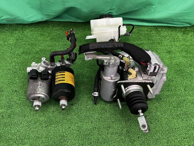 【中古】中古部品 プリウス ZVW30 ABSアクチュエーター 【3330240100-002025593042500】